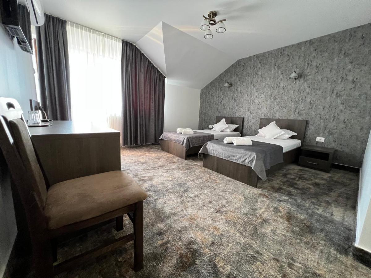 Motel Infinit Târgu Jiu エクステリア 写真