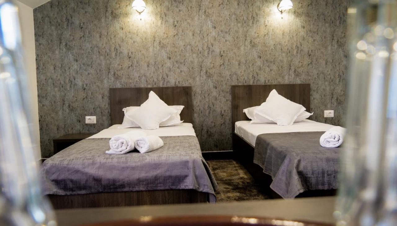 Motel Infinit Târgu Jiu エクステリア 写真