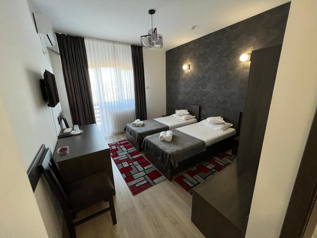 Motel Infinit Târgu Jiu エクステリア 写真