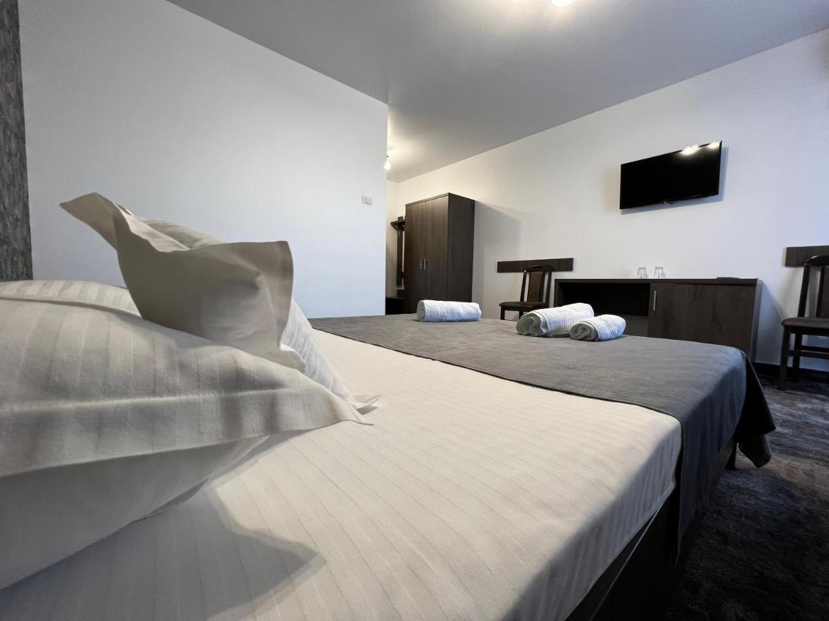 Motel Infinit Târgu Jiu エクステリア 写真